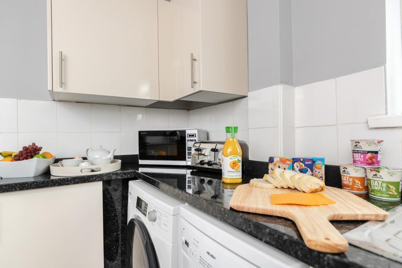 Taylor House Contractors Welcome Off Street Parking For Vans Дарем Екстер'єр фото